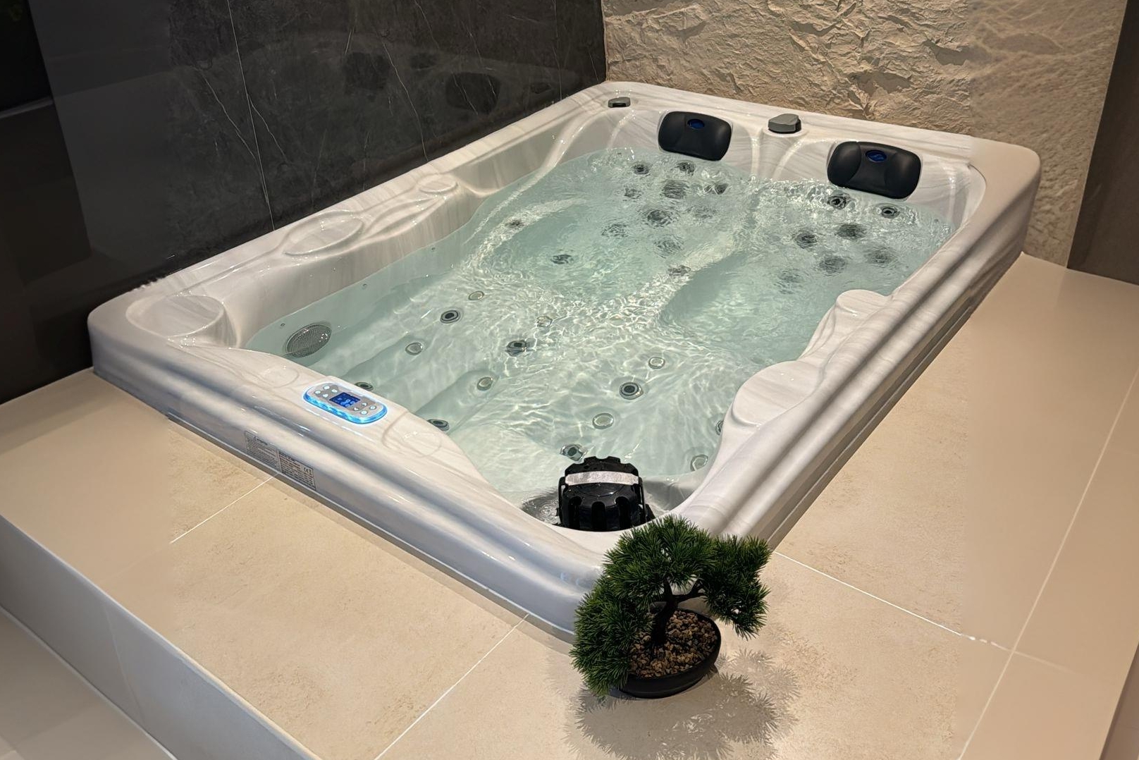 室外水療按摩浴缸和室內按摩浴缸價格差異的原因